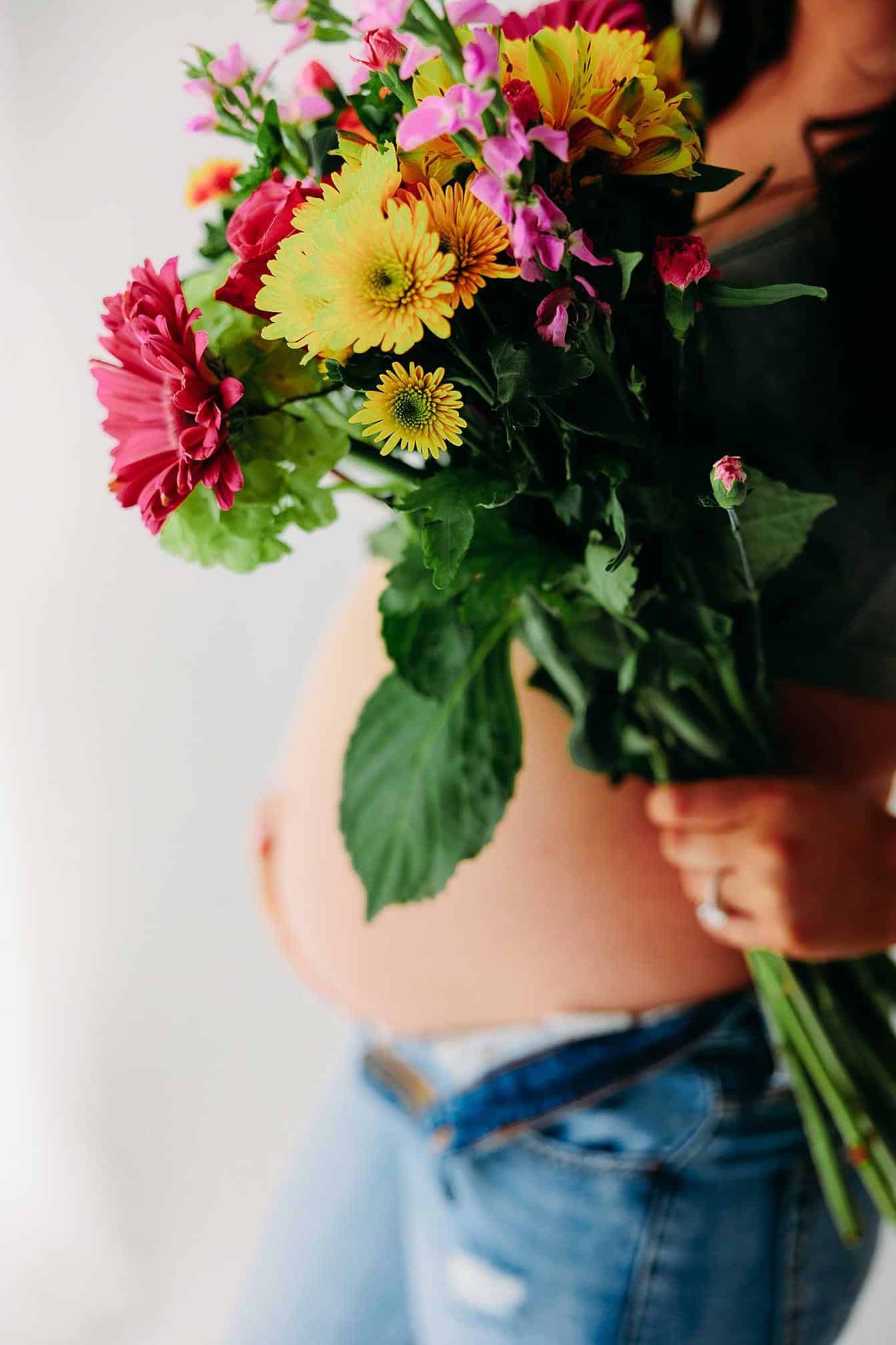20 Unique Maternity Photo Shoot Ideas - Iris Works