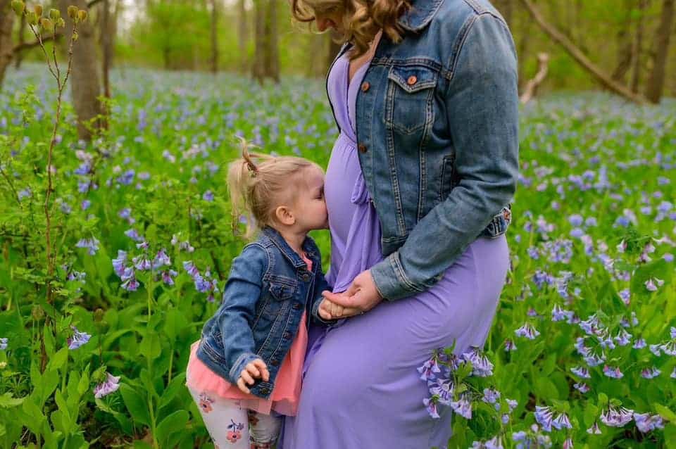 Blooming Spring Maternity Photo Shoot Ideas